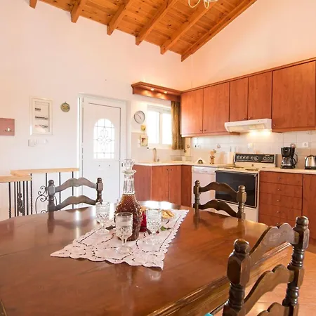 Holiday home Ortaki Traditional House Loulos